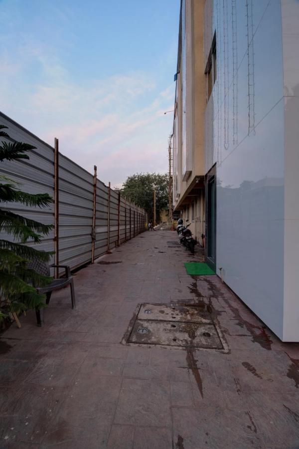 Hotel Mourya Residency Navi Mumbai Zewnętrze zdjęcie
